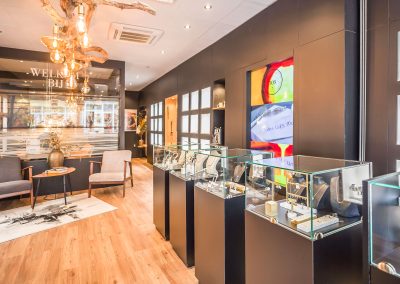 Vernieuwde winkel van Juwelier Jos met prachtig zwart met hout interieur en glazen vitrines