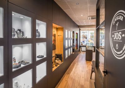 Vernieuwde winkel van Juwelier Jos met prachtig zwart met hout interieur.