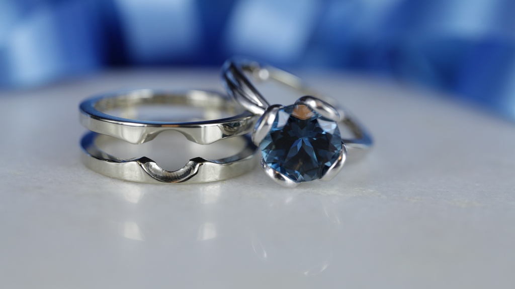 Witgouden combi ring met topaas in solitair zetting. Ringen kunnen uit elkaar gedragen worden, zowel los als in elkaar (37)