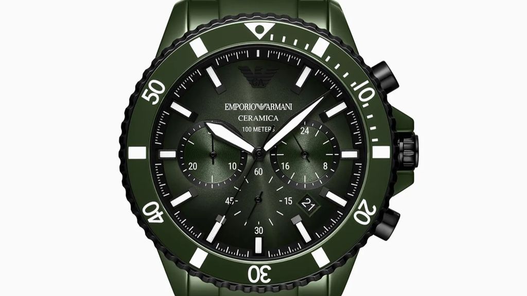 Chronograph Green Ceramic Watch Armani, 43mm kast, groene keramische band en wijzerplaat, groene lunetten met cijfers, vooraanzicht op witte ondergrond.