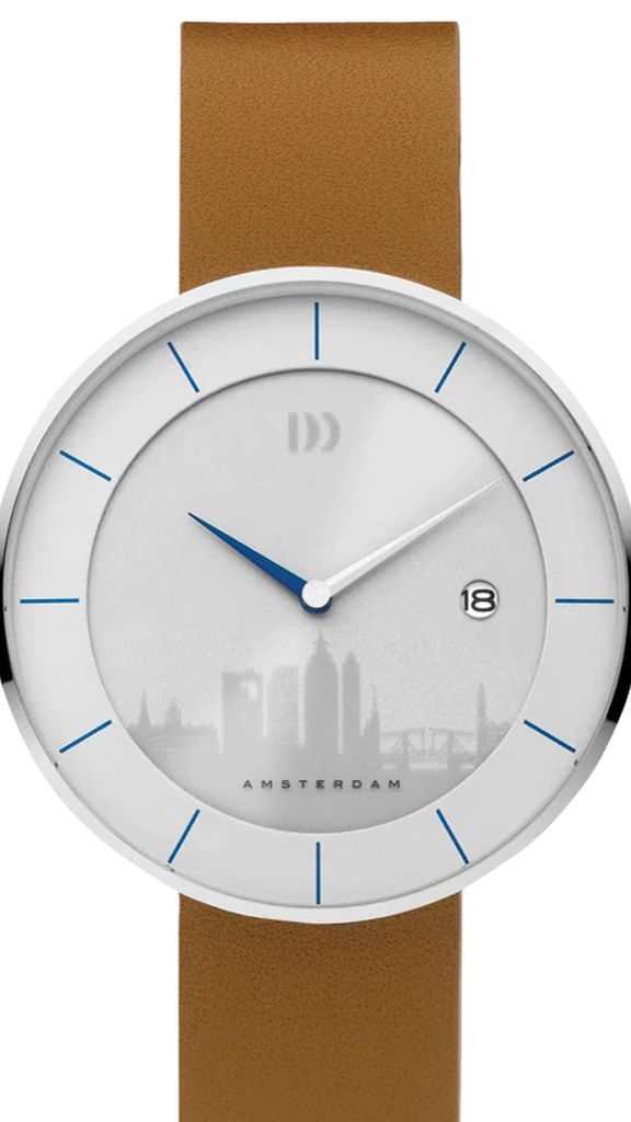 Globe Skyline Amsterdam Danish Design horloge met bruin leren band, stalen kast en witte wijzerplaat met skyline van Amsterdam in zilverkleur vooraanzicht op witte achtergrond.