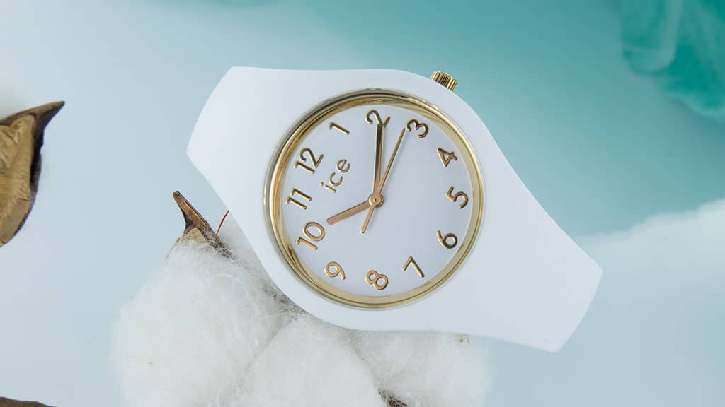 Ice Watch horloge met gouden details, witte wijzerplaat en witte, rubberen horlogeband en kast.