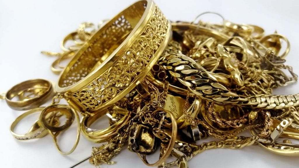 Berg geelgouden sieraden dat ingeleverd is als oud goud bij Juwelier Jos.
