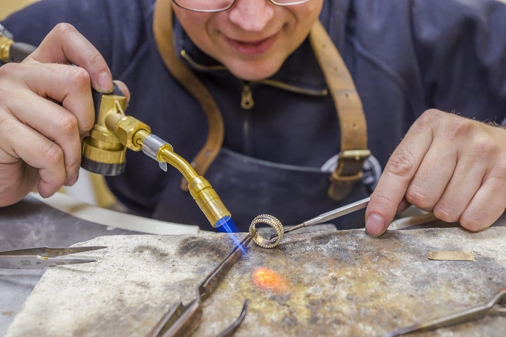 Juwelier Jos trouwring aanpassen