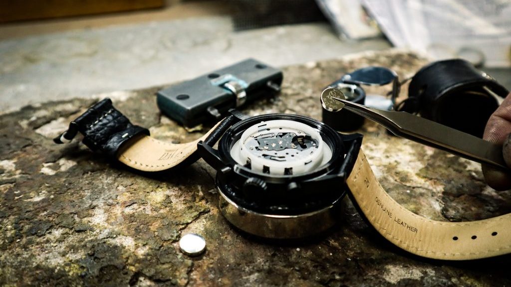 Horloge repareren door batterij vervangen op werkbank