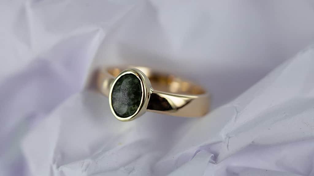 Geelgouden ring met nieuwe gouden, ovale zetkast waar eigen steen in geplaatst is
