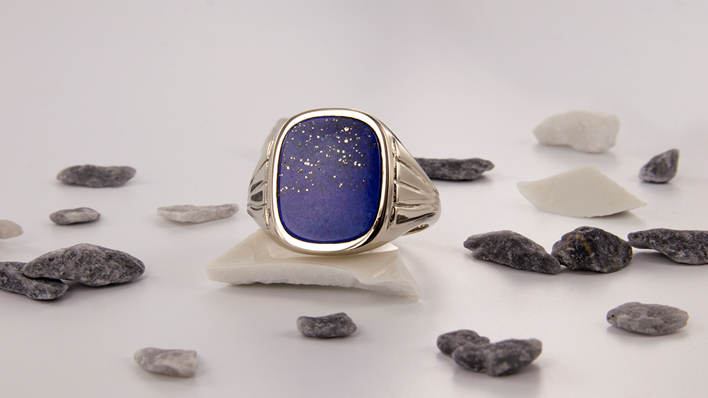 Zegelring zilver zelf ontworpen door klant met eigen, paarse Lapis Lazuli steen.