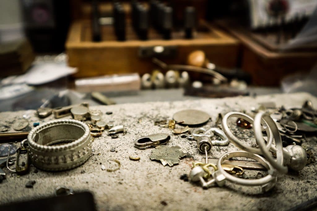Sieraden reparaties bij Juwelier Jos op werkbank goudsmid