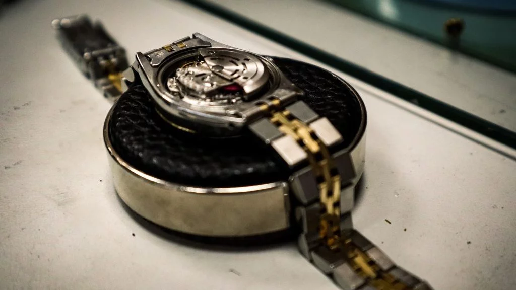 Horloge met open achterdeksel en zichtbaar uurwerk om horloge batterij te vervangen