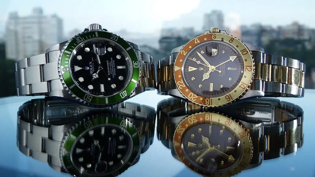 Stalen rolex horloges met groene en oranje lunetten en zwarte wijzerplaten brengt u ter reparatie bij Juwelier Jos.