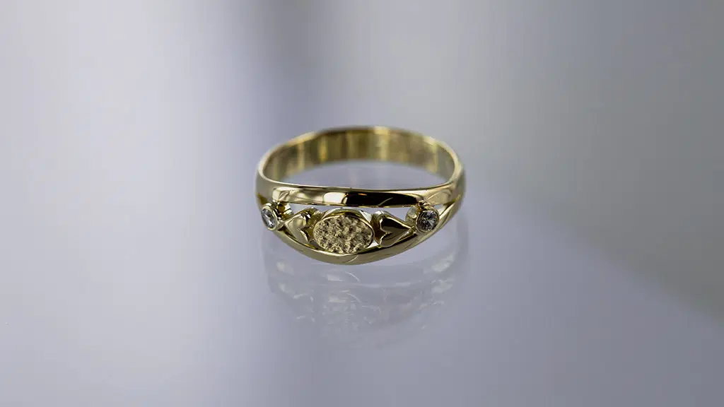 geelgoud-ring_hartjes-met-zirkonia_3.jpg