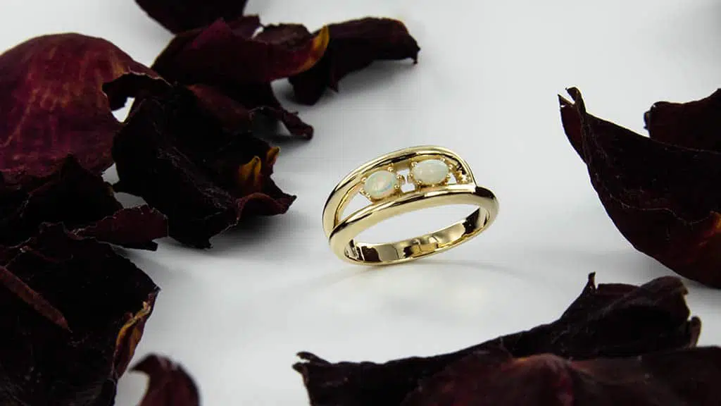 Geelgouden ring met opaal ontworpen en vervaardigd voor klant door Juwelier Jos in Gouda