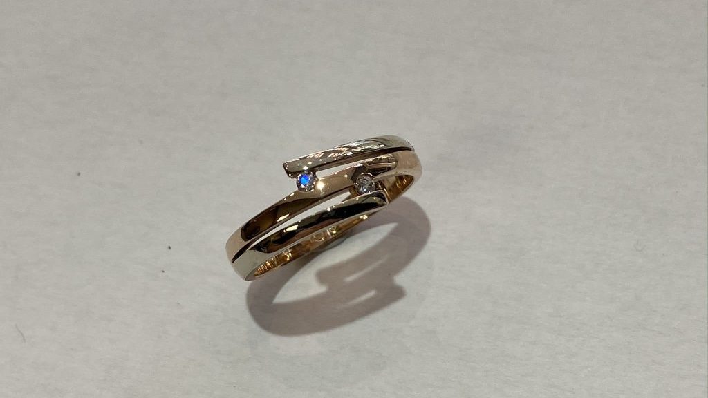 Bicolor ring met briljant gepolijst en glanst weer als nieuw Bicolor ring met briljant gepolijst en glanst weer als nieuw
