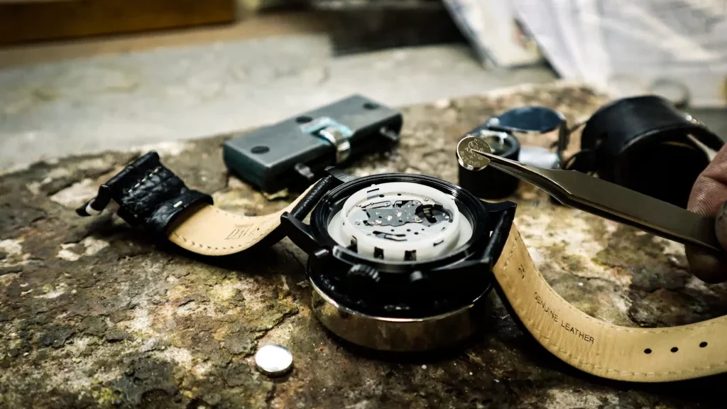 Batterij vervangen in horloge met pincet. Kom langs voor horloge reparatie bij Juwelier Jos.