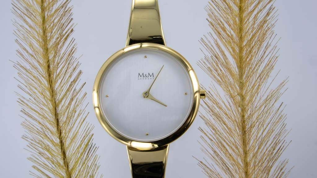 Gouden horloge van M&M met witte wijzerplaat
