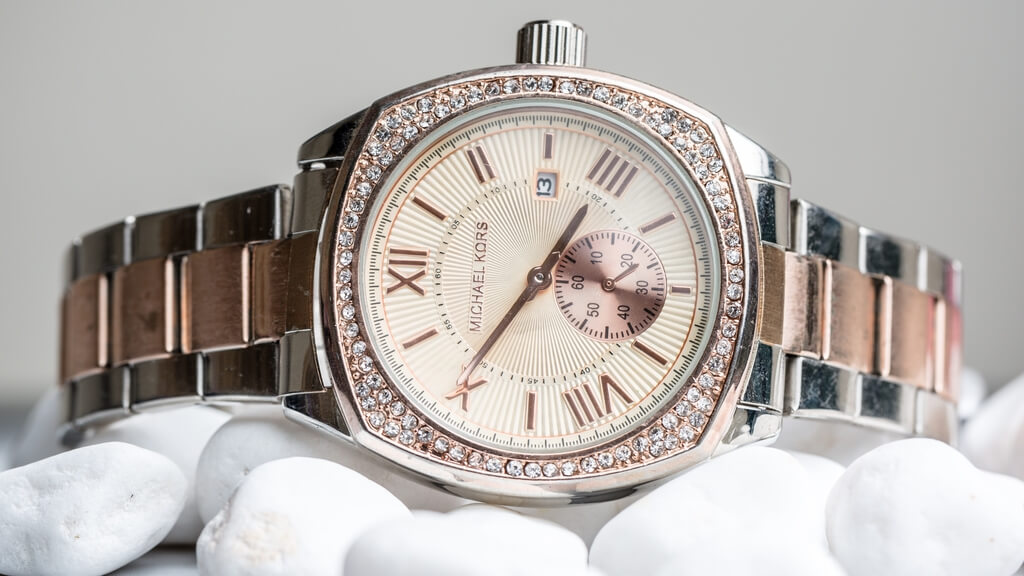 Michael Kors horloge staal met roségoud en zirkonia's in de lunette Michael Kors horloge staal met roségoud en zirkonia's in de lunette