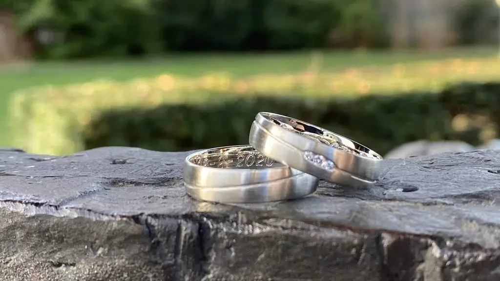 Trouwringen-witgoud-2-3-e1599727804614.jpeg Ashanger traan in zilver van memorie sieraden wordt gevuld met as van overleden dierbare met pincet