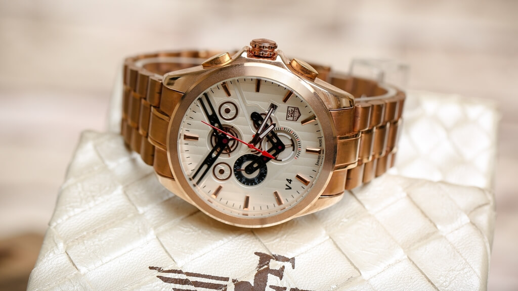 Tag Heuer horloge met witte wijzerplaat en roségouden band laat u maken bij Juwelier Jos in Gouda.