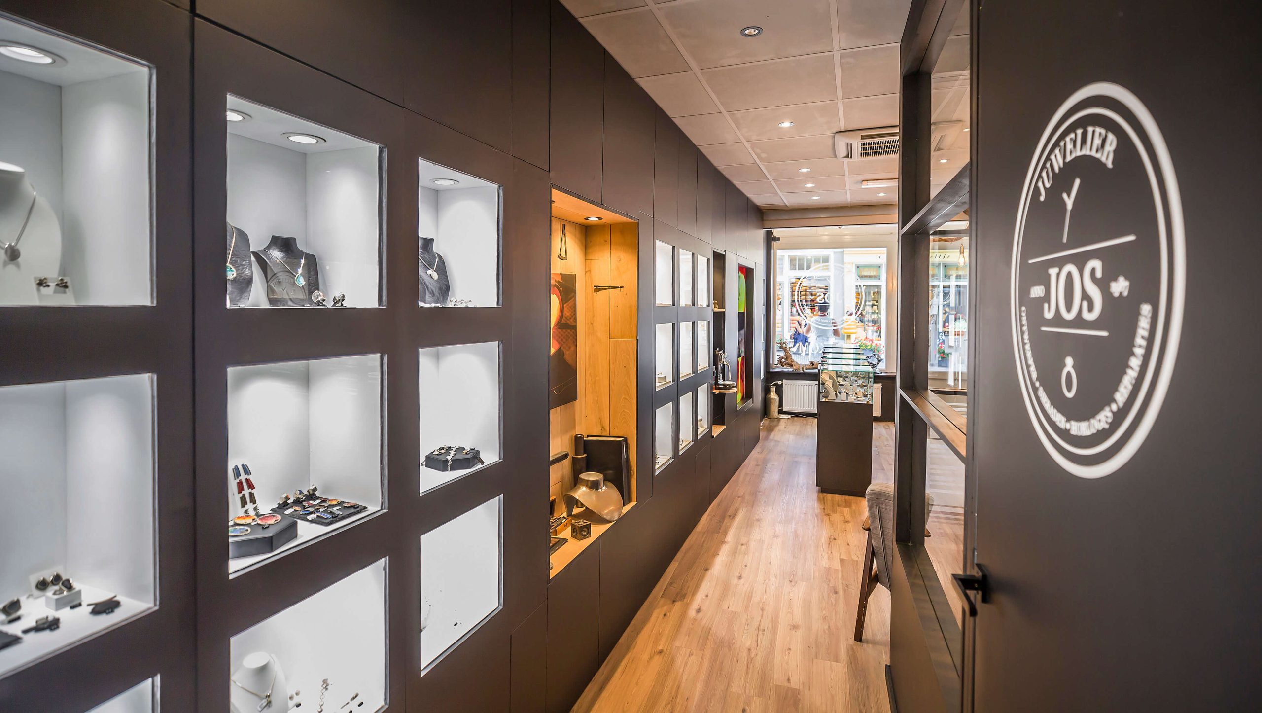 Vernieuwde winkel van Juwelier Jos met prachtig zwart met hout interieur.