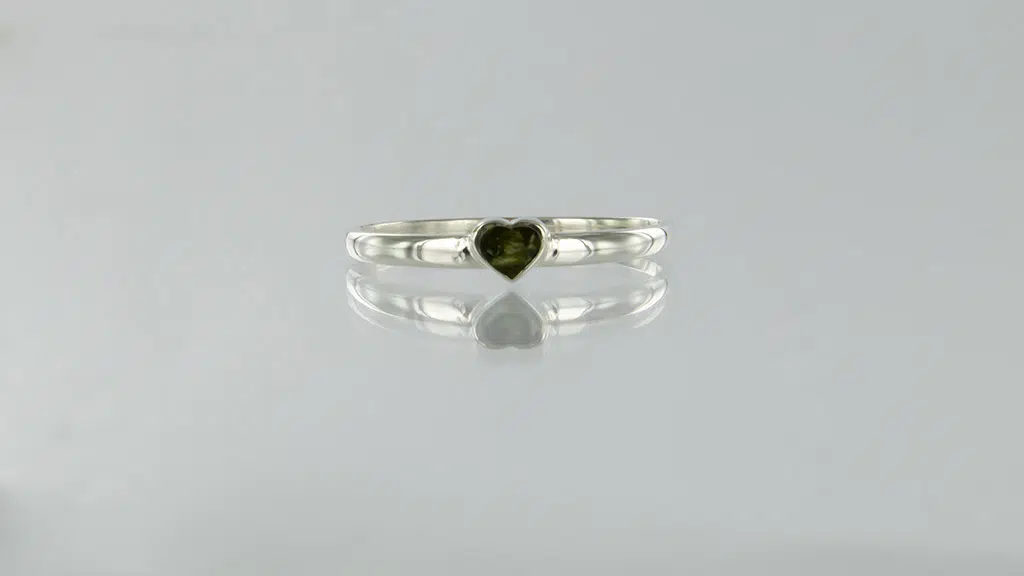 Zichtbaar-as_groen_hart_ring_zilver_1.jpg
