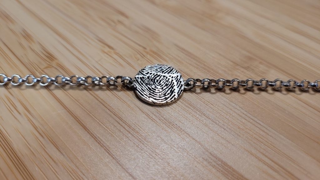 Zilveren schakelarmband Jasseron met zilveren plaatje en vingerafdruk van dierbare. Zilveren schakelarmband Jasseron met zilveren plaatje en vingerafdruk van dierbare.