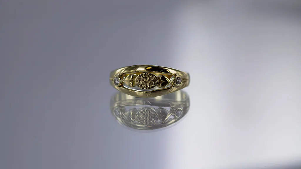 geelgoud-ring_hartjes-met-zirkonia_1.jpg
