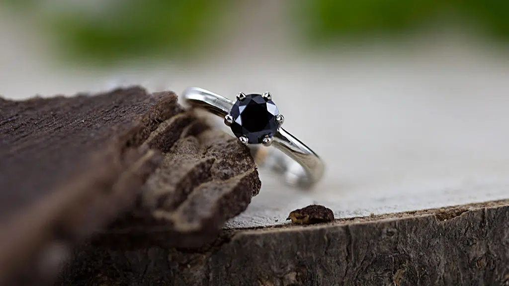 solitair-met-zwarte-diamant_4.jpg